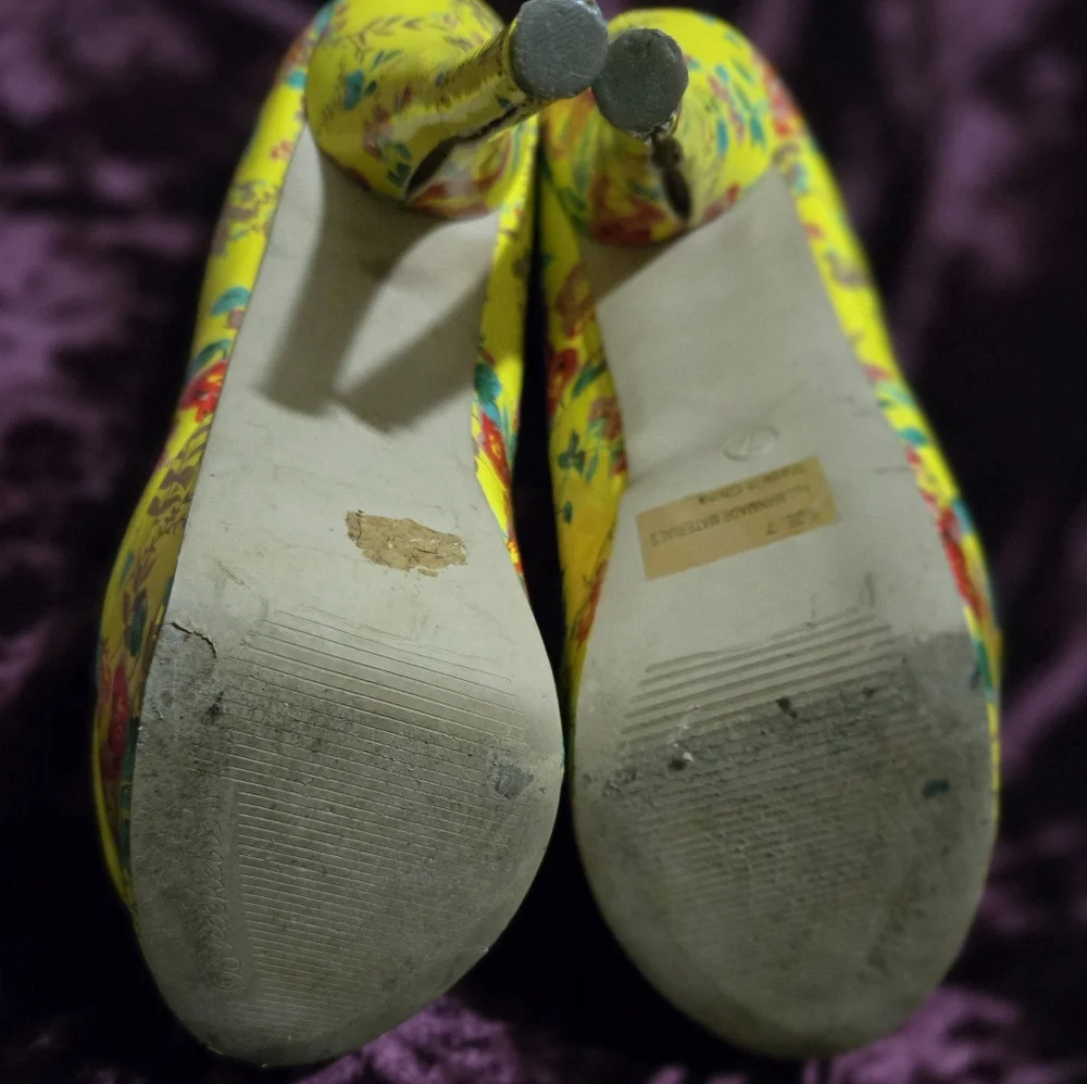 Breckelles Vibrant Floral Yellow Heels - Picture 4 of 6